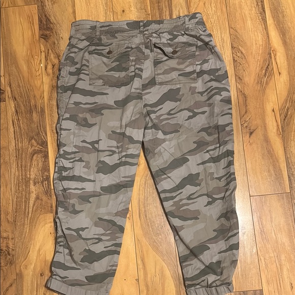 Women’s Camouflage Cargo Pants - Picture 2 of 2
